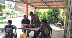 Babinsa Jaboi Perkuat Silaturahmi dengan Warga Lewat Komsos, Jaga Kondisi Gampong Tetap Aman dan Nyaman