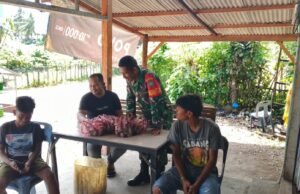 Babinsa Jaboi Perkuat Silaturahmi dengan Warga Lewat Komsos, Jaga Kondisi Gampong Tetap Aman dan Nyaman