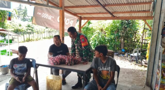 Babinsa Jaboi Perkuat Silaturahmi dengan Warga Lewat Komsos, Jaga Kondisi Gampong Tetap Aman dan Nyaman