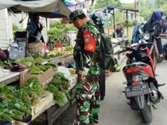 Babinsa Koramil 01/Sukajaya Pantau Harga Sayur Mayur di Pasar Tradisional Balohan