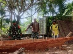 Babinsa Batee Shoek Komsos dengan Pengrajin Perahu, Pererat Kedekatan dengan Warga