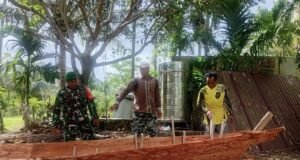 Babinsa Batee Shoek Komsos dengan Pengrajin Perahu, Pererat Kedekatan dengan Warga