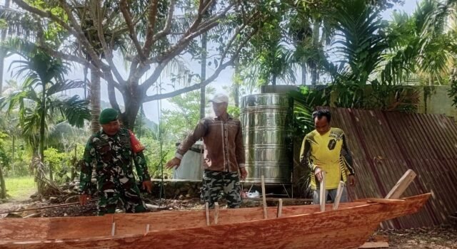 Babinsa Batee Shoek Komsos dengan Pengrajin Perahu, Pererat Kedekatan dengan Warga