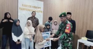 Babinsa Kuta Ateuh Bersama Keuchik Santuni Anak Yatim Piatu di Bulan Suci Ramadan