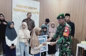 Babinsa Kuta Ateuh Bersama Keuchik Santuni Anak Yatim Piatu di Bulan Suci Ramadan