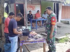 Babinsa Koramil 01/Sukajaya Komsos dengan Pedagang Ikan di Gampong Ie Meulee, Wujudkan Kemanunggalan
