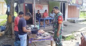 Babinsa Koramil 01/Sukajaya Komsos dengan Pedagang Ikan di Gampong Ie Meulee, Wujudkan Kemanunggalan
