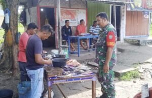 Babinsa Koramil 01/Sukajaya Komsos dengan Pedagang Ikan di Gampong Ie Meulee, Wujudkan Kemanunggalan