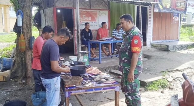 Babinsa Koramil 01/Sukajaya Komsos dengan Pedagang Ikan di Gampong Ie Meulee, Wujudkan Kemanunggalan