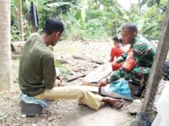 Humanis, Babinsa Keuneukai Bantu Warga Kupas Pinang di Jurong Pasi