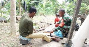 Humanis, Babinsa Keuneukai Bantu Warga Kupas Pinang di Jurong Pasi