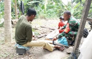 Humanis, Babinsa Keuneukai Bantu Warga Kupas Pinang di Jurong Pasi