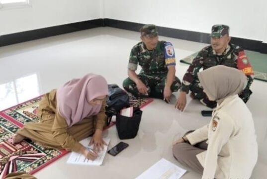 Babinsa Krueng Raya Komsos dengan Kader Posyandu dan Ahli Gizi, Dukung Kesehatan Ibu dan Anak