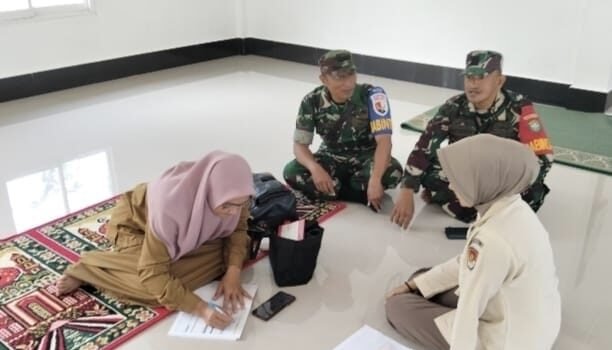 Babinsa Krueng Raya Komsos dengan Kader Posyandu dan Ahli Gizi, Dukung Kesehatan Ibu dan Anak