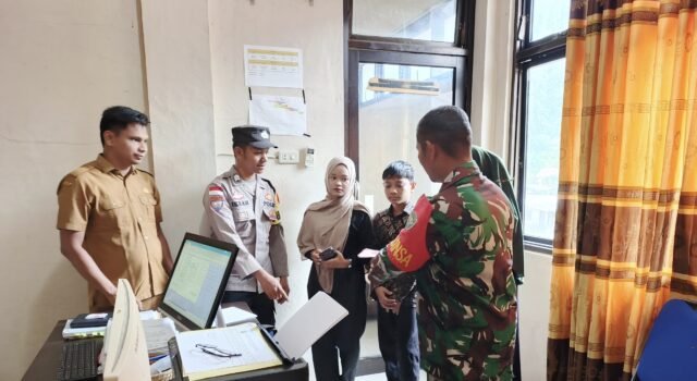 Babinsa Koramil 02/Sukakarya Monitor Penyaluran Dana Anak Yatim di Paya Seunara