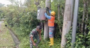 Babinsa Cot Abeuk Dampingi Petugas PLN Lakukan Perawatan Gardu Kelistrikan