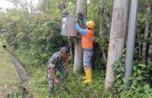 Babinsa Cot Abeuk Dampingi Petugas PLN Lakukan Perawatan Gardu Kelistrikan