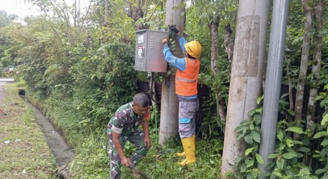 Babinsa Cot Abeuk Dampingi Petugas PLN Lakukan Perawatan Gardu Kelistrikan