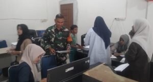 Babinsa Koramil 02/Sukakarya Bantu Pendataan Penerima Bantuan Anak Yatim di Gampong Iboih