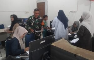 Babinsa Koramil 02/Sukakarya Bantu Pendataan Penerima Bantuan Anak Yatim di Gampong Iboih