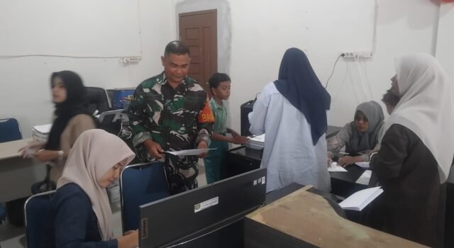 Babinsa Koramil 02/Sukakarya Bantu Pendataan Penerima Bantuan Anak Yatim di Gampong Iboih