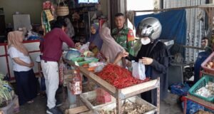 Jelang Idul Fitri, Babinsa Koramil 01/Sukajaya Sukajaya Pantau Aktivitas Jual Beli dan Stabilitas Harga Pangan