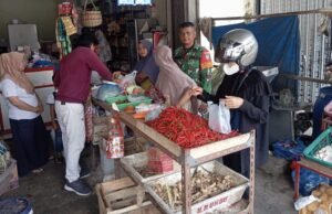 Jelang Idul Fitri, Babinsa Koramil 01/Sukajaya Sukajaya Pantau Aktivitas Jual Beli dan Stabilitas Harga Pangan