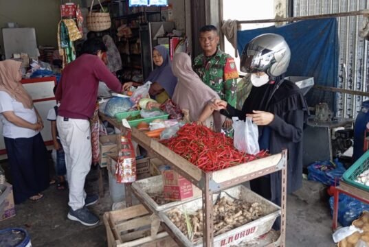 Jelang Idul Fitri, Babinsa Koramil 01/Sukajaya Sukajaya Pantau Aktivitas Jual Beli dan Stabilitas Harga Pangan