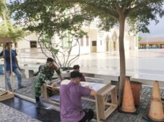 Babinsa Kuta Ateuh Bersama Remaja Masjid Siapkan Mimbar Idul Fitri, Wujud Sinergi dan Semangat Kebersamaan