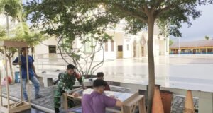 Babinsa Kuta Ateuh Bersama Remaja Masjid Siapkan Mimbar Idul Fitri, Wujud Sinergi dan Semangat Kebersamaan