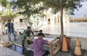 Babinsa Kuta Ateuh Bersama Remaja Masjid Siapkan Mimbar Idul Fitri, Wujud Sinergi dan Semangat Kebersamaan