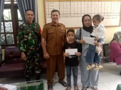 Babinsa Aneuk Laot Dampingi Penyaluran Bansos, 37 Warga Terima Bantuan Jelang Idul Fitri