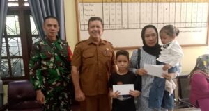 Babinsa Aneuk Laot Dampingi Penyaluran Bansos, 37 Warga Terima Bantuan Jelang Idul Fitri