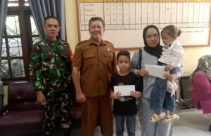 Babinsa Aneuk Laot Dampingi Penyaluran Bansos, 37 Warga Terima Bantuan Jelang Idul Fitri