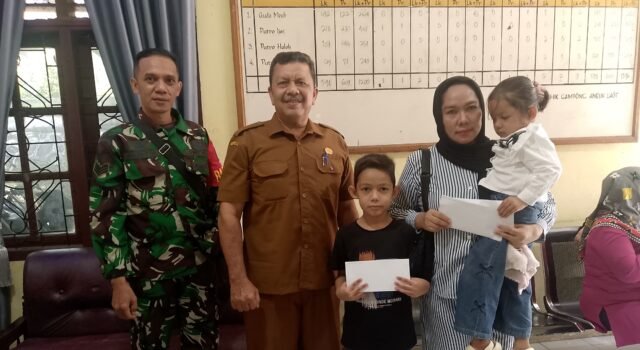 Babinsa Aneuk Laot Dampingi Penyaluran Bansos, 37 Warga Terima Bantuan Jelang Idul Fitri