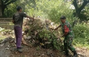 Semangat Kebersamaan, Babinsa Balohan Dorong Warga Peduli Lingkungan