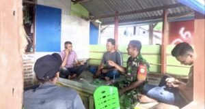 Babinsa Koramil 01/Sukajaya Ajak Warga Jaga Keamanan dan Kebersihan Pantai Pasir Putih Saat Lebaran