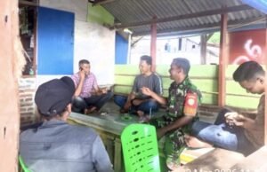 Babinsa Koramil 01/Sukajaya Ajak Warga Jaga Keamanan dan Kebersihan Pantai Pasir Putih Saat Lebaran