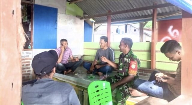 Babinsa Koramil 01/Sukajaya Ajak Warga Jaga Keamanan dan Kebersihan Pantai Pasir Putih Saat Lebaran