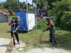Wujud Kepedulian, Babinsa Bantu Warga Jaga Kebersihan Lingkungan