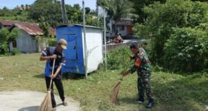 Wujud Kepedulian, Babinsa Bantu Warga Jaga Kebersihan Lingkungan