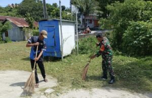 Wujud Kepedulian, Babinsa Bantu Warga Jaga Kebersihan Lingkungan