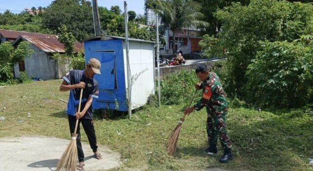 Wujud Kepedulian, Babinsa Bantu Warga Jaga Kebersihan Lingkungan