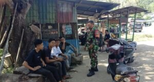 Babinsa Taufiq Dekati Pemuda Balohan, Tekankan Hindari Aktivitas Negatif