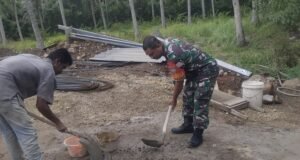 Babinsa Iboih Bantu Warga Bangun Rumah, Pererat Kebersamaan di Wilayah Binaan