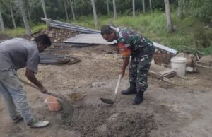 Babinsa Iboih Bantu Warga Bangun Rumah, Pererat Kebersamaan di Wilayah Binaan