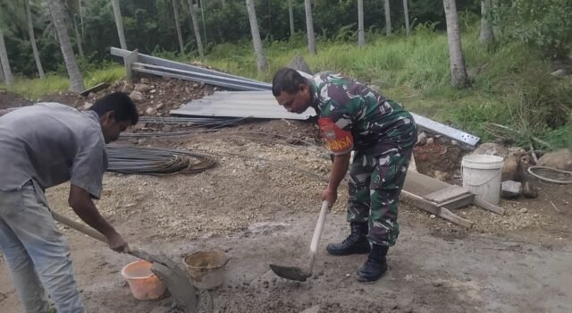Babinsa Iboih Bantu Warga Bangun Rumah, Pererat Kebersamaan di Wilayah Binaan