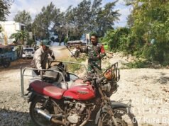 Babinsa Kuta Barat Hadir di Tengah Warga, Bantu Ringankan Pekerjaan Sehari-hari