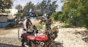 Babinsa Kuta Barat Hadir di Tengah Warga, Bantu Ringankan Pekerjaan Sehari-hari