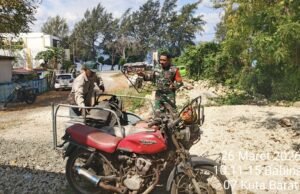 Babinsa Kuta Barat Hadir di Tengah Warga, Bantu Ringankan Pekerjaan Sehari-hari